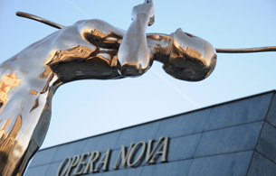 Odsłonięcie rzeźby Łuczniczka Nova przed gmachem Opery